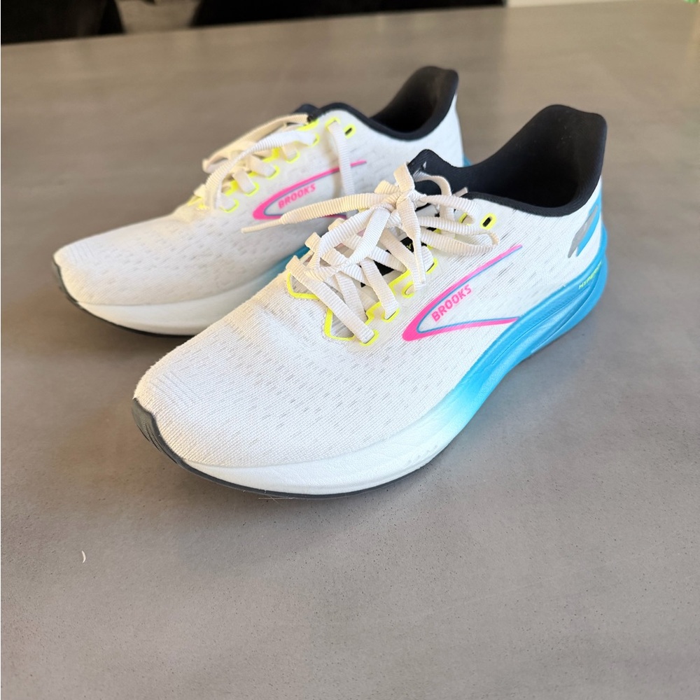Brooks Women’s White Running Shoes with Blue Gradient Midsole and Pink Accents
